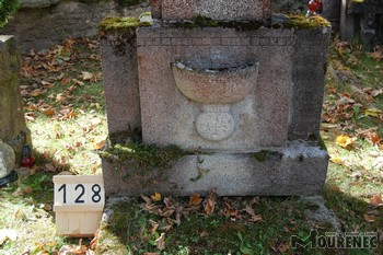 Photos of the grave 128