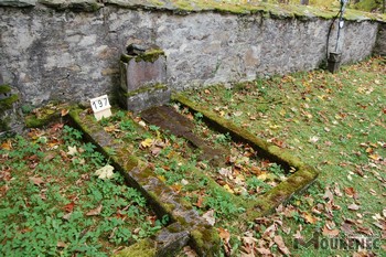 Photos of the grave 197