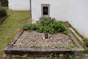 Photos of the grave 47